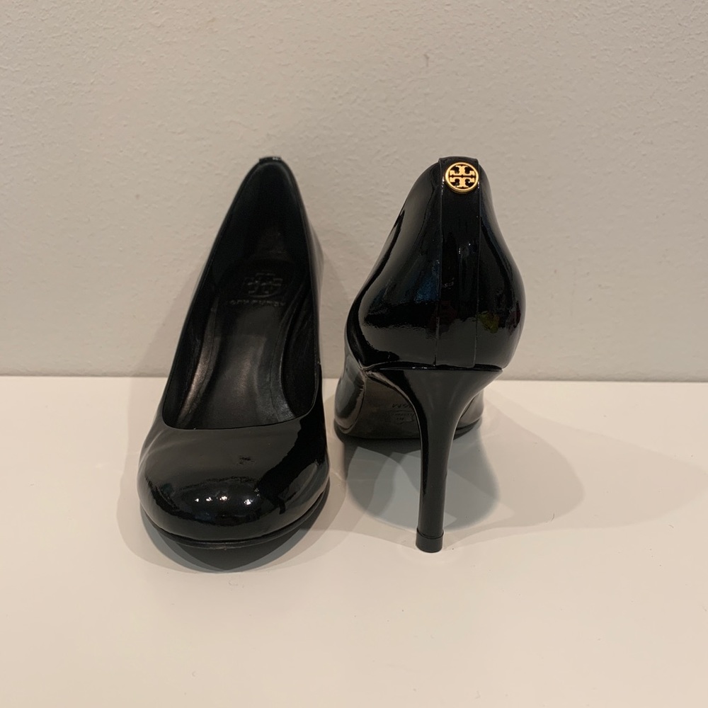 Black patent leather Tory Burch pumps!